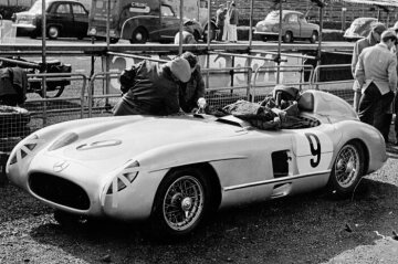 Tourist Trophy Race, Dundrod-Circuit in Nordirland, 17. September 1955. Mercedes-Benz Rennsportwagen 300 SLR (W 196 S) Startnummer 9, der Wagen von Juan Manuel Fangio und Karl Kling.