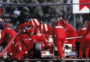 Formel 1 - Großer Preis von Monaco, 19.5.1996. Boxenstopp Szene - McLaren-Mercedes Formel-1-Rennwagen MP 4-11 von 1996.