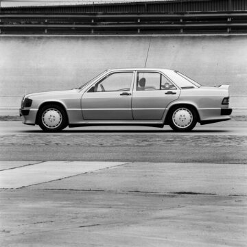 Mercedes-Benz 190 E 2.3-16 Nardo-Rekordwagen
Nardo - Weltrekord, 1983
Auch äußerlich unterscheidet sich der Rekordwagen von Nardo kaum von der Serienausführung des MB 190 E 2.3 - 16, die Mitte 1984 produziert wird. Damit der Kühler nicht verstopft, wurde die Kühlermaske mit einem austauschbaren Insektengitter abgedeckt. Bei Tag schützten abnehmbare Kunststoff- Kappen die Scheinwerfer.