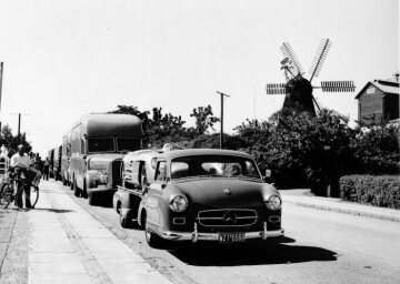 Großer Preis von Schweden, Kristianstad, 07.08.1955. Der komplette Konvoi der Rennabteilung. Mercedes-Benz Schnellrenntransporter "Das blaue Wunder“ mit einem Rennsportwagen 300 SLR (W 196 S) auf der Ladefläche.