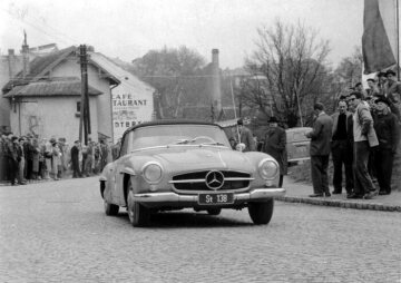 Franz Falk siegte auf Mercedes-Benz Typ 190 SL Tourensportwagen beim Wiener Höhenstraßen-Rennen, ca. 1958/59.