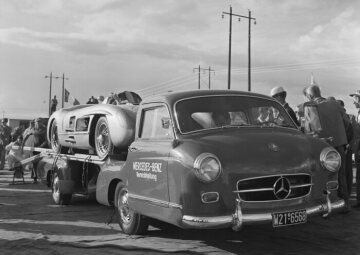 Großer Preis von Schweden, Kristianstad, 07.08.1955. Mercedes-Benz Schnellrenntransporter "Das blaue Wunder“ mit dem Siegerwagen 300 SLR (W 196 S) auf der Ladefläche.