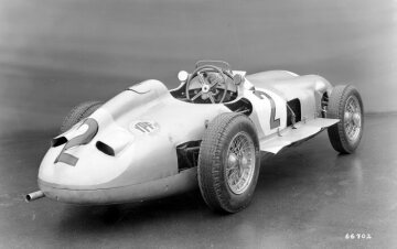 Mercedes-Benz Rennwagen (mit 3-Liter-Sportmotor des 300 SLR), der auf dem Formel-1-Typ W 196 R Monoposto basiert. Juan Manuel Fangios Wagen (Startnummer 2), der am 30. Januar 1955 in Buenos Aires bei einem formelfreien Rennen gefahren wurde.