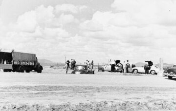 3. Carrera Panamericana Mexico, 1952. Zwei Mercedes-Benz 300 SL Coupé Rennsportwagen. Startnummer 4 - der Wagen von Karl Kling. Mercedes-Benz LKW Pritschenwagen, Transporter der Rennabteilung.