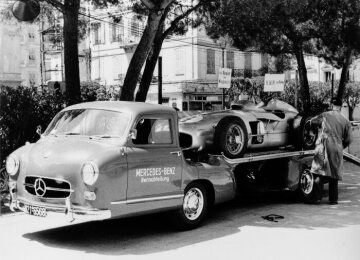 Großer Preis von Monaco (Europa), 22.05.1955. Mercedes-Benz Schnellrenntransporter "Das blaue Wunder“ mit einem Rennsportwagen 300 SLR (W 196 S) auf der Ladefläche. Startnummer 3 - Trainingswagen.