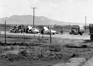 3. Carrera Panamericana Mexico, 1952. Drei Mercedes-Benz 300 SL Coupé Rennsportwagen. Mercedes-Benz LKW Pritschenwagen, Transporter der Rennabteilung.