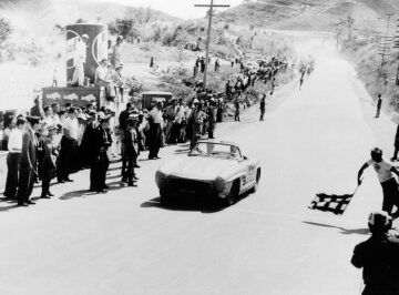 Großes Nationales Autorennen Caracas-Cumana-Caracas, 1957. Der Sieger im Gesamtklassement: Rezende Dos Santos mit einem Mercedes-Benz 300 SL Roadster. (Antonio Huerta belegte den 2. Platz).