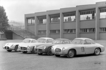 Alle Versionen des Mercedes-Benz 300 SL-Coupés auf einen Blick: Rechts der Mercedes-Benz Rennsportwagen 300 SL (W 194) von 1952, daneben der Rennsportprototyp (Chassisnummer W 194 011) für die Rennsaison 1953 (dieser Prototyp kam nicht zum Renneinsatz), dann der Serienwagen (W 198) des Jahres 1954 und ganz links der Rennsportprototyp 300 SLR "Uhlenhaut-Coupé" (W 196 S) 1955, eine Sonderausführung des 8-Zylinder-Sportroadsters.