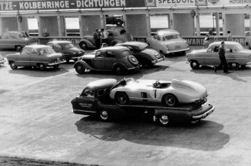 Internationales ADAC Eifelrennen, Nürburgring, 29. Mai 1955. Mercedes-Benz Schnellrenntransporter "Das blaue Wunder“ mit dem Siegerwagen 300 SLR (Startnummer 1) auf der Ladefläche.