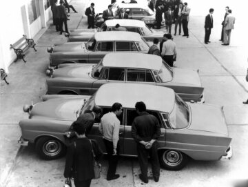 Großer Straßenpreis von Argentinien für Tourenwagen, 28. Oktober - 7. November 1964. Startvorbereitungen der vier Mercedes-Benz 300 SE Tourenwagen. 
Die Fahrzeuge sind einer letzten kritischen Durchsicht unterzogen worden. In der Mitternachtsstunde werden sie am Start stehen.