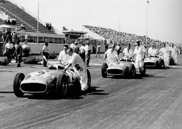 Buenos Aires Grand Prix, formula-free race in Buenos Aires on January 30, 1955. Start preparations of the Mercedes-Benz racing cars with 300 SLR engine, which was based on the Formula 1 W 196.