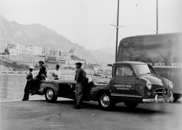 Großer Preis von Monaco (Europa), 22. Mai 1955. Mercedes-Benz Schnellrenntransporter "Das blaue Wunder“ am Hafen von Monte Carlo.