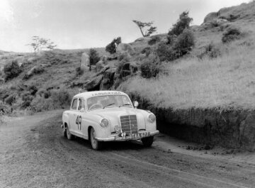 7. Coronation Safari, 1959
N. J. Thomas und sein Beifahrer D. Lead auf Mercedes-Benz 219 (Startnummer 49)