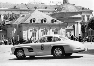 Großer Bäderpreis von Österreich, 1955. Mercedes-Benz 300 SL Coupé mit der Startnummer 8 vor dem Hotel Frauenhof in Baden bei Wien.