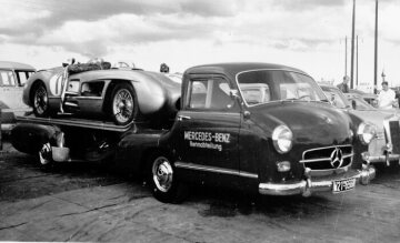 Großer Preis von Schweden, Kristianstad, 07.08.1955. Mercedes-Benz Schnellrenntransporter "Das blaue Wunder“ mit dem Siegerwagen 300 SLR (W 196 S) auf der Ladefläche.
