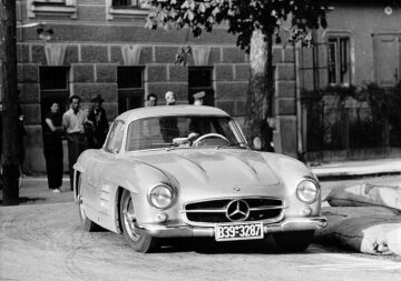 Großer Bäderpreis von Österreich, 1955. Kurt Zeller auf Mercedes-Benz 300 SL Coupé in der Aquäduktkurve des Badener Rundkurses, (Amtl.- Kennzeichen B39 - 3287)
