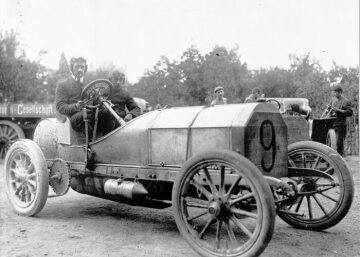 VI. Gordon-Bennett-Rennen (Auvergne-Rundstrecke), 05.07.1905. Baron Pierre de Caters (Startnummer 9) mit einem 120 PS Mercedes-Rennwagen. De Caters belegte den 7. Platz im Rennen.