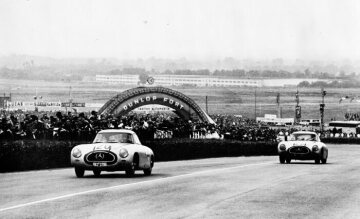 Le Mans 24-hour race, 1952. Mercedes-Benz 300 SL racing sports car. Second place with the start number 20: Theo Helfrich / Helmut Niedermayr, followed by start number 22: Karl Kling / Hans Klenk.