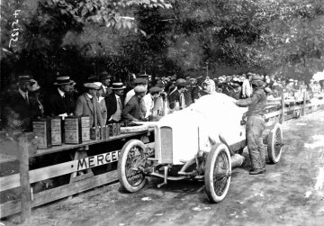 Großer Preis des Belgischen Automobil-Clubs, 24. - 25.08.1913. Boxenstopp - Leon Elskamp auf Mercedes-Knight 16/45 PS