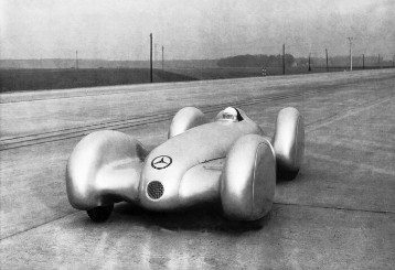 Rekordfahrt auf der Reichsautobahn Dessau – Bitterfeld, 9.02.1939. Rudolf Caracciola im Mercedes-Benz 12-Zylinder-Rekordwagen W 154 mit freistehenden Rädern (Ausführung für stehenden Start).