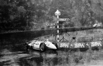 Großer Preis von Belgien, 25. Juni 1939. Richard Seaman auf Mercedes-Benz Rennwagen W 154 mit der Startnummer 26 als er sich H.P. Müller auf Auto-Union nähert.