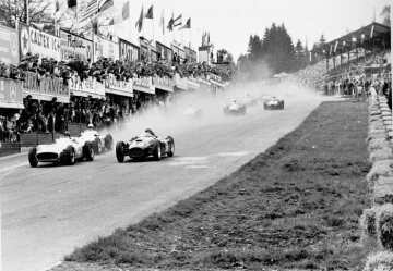 Großer Preis von Belgien, Spa-Francorchamps, 5. Juni 1955. Startszene, Juan Manuel Fangio (Startnummer 10) und Stirling Moss auf Mercedes-Benz Formel-1-Rennwagen W 196 R (Startnummer 14), Eugenio Castellotti auf Lancia D 50 (Startnummer 30).