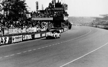 24-Stundenrennen von Le Mans, 11. Juni 1955. Juan Manuel Fangio (Startnummer 19) auf  Mercedes-Benz Rennsportwagen 300 SLR mit geöffneter Luftbremse.