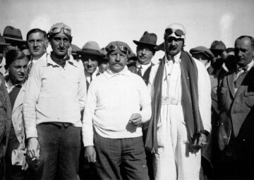 Semmering-Rennen, 14. September 1924. In der ersten Reihe in heller Bekleidung von links: Der Sieger Christian Werner, der zweite Otto Salzer und der dritte Graf Ulrich Kinsky (Steyr) in der Gesamtwertung.