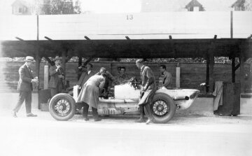 Großer Preis von Deutschland für Sportwagen auf der Avus, 11. Juli 1926. Adolf Rosenberger (sitzend in der Mitte) am Mercedes 2-l-8-Zylinder mit Kompressor während des Trainings an den Boxen.