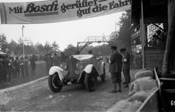 Rund um die Solitude, 12. September 1926. Willy Walb (Startnummer 27) am Start mit einem Mercedes-Benz Modell K. Sieger in der Klasse der Sportwagen über 5-Liter. Staatspreis, beste Zeit des Tages, Wanderpreis S.K.F.- Norma.