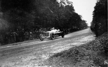 Rund um die Solitude, 12. September 1926. Christian Werner (Startnummer 57) mit einem Mercedes 2-l-8-Zylinder Bergrennwagen. (Der Spezial-Berg-Rennwagen basiert auf dem Monza-Rennwagen von 1924. Das Fahrzeug unterscheidet sich jedoch durch spezielle Umbauten, z.B. am Kühler und der Motorhaube).