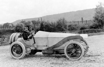 Großer Preis von Petersburg, 09.06.1913. Otto Salzer mit Beifahrer August Grupp auf Mercedes 90 PS Grand-Prix-Rennwagen Typ DF 80 Sechszylinder Flugmotor vor der Abfahrt nach Petersburg.