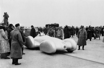 Rekordfahrt auf der Reichsautobahn Dessau – Bitterfeld, 9.02.1939. Rudolf Caracciola im Mercedes-Benz 12-Zylinder-Rekordwagen W 154 mit freistehenden Rädern (Ausführung für stehenden Start).