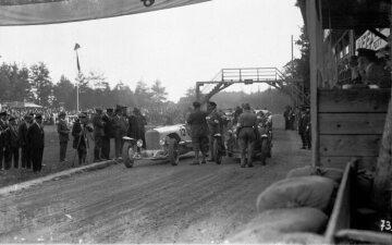 Rund um die Solitude, 12. September 1926. Adolf Rosenberger (Startnummer 15) mit einem Mercedes 2-Liter Sportwagen am Start. (Gegen das Fahrzeug mit der Startnummer 15 wurde von Fahrer Freiherr von Truetschler (Startnummer 16) Protest eingelegt. Adolf Rosenberger (Startnummer 15), startet daher unter Vorbehalt einer späteren Entscheidung des gegen ihn eingelegten Protestes).