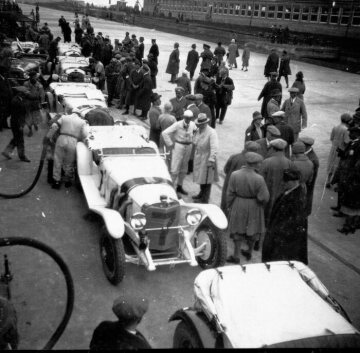 Großer Preis von Deutschland für Sportwagen auf dem Nürburgring, 17. Juli 1927. Startvorbereitungen - Christian Werner (Startnummer 7) beim Tanken am Mercedes-Benz Typ S. (Werner fährt die schnellste Runde und belegt im Ergebnis den zweiten Platz in der Klasse der Sportwagen über 3-Liter).