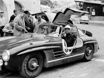 Rallye Lüttich-Rom-Lüttich, 17.- 22.08.1955. Der Sieger Oliver Gendebien (Startnummer 56) mit einem Mercedes-Benz 300 SL Coupé.
