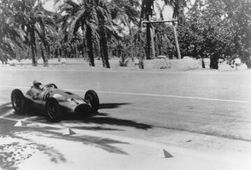 Großer Preis von Tripolis, 7. Mai 1939. Der spätere Sieger Hermann Lang auf dem Mercedes-Benz 1,5-Liter-Formelrennwagen W 165.