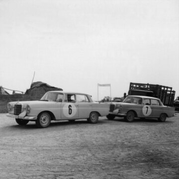 Algiers - Central Africa Rally, 19.01. - 06.02.1961. Mercedes-Benz 220 SE rally car. With the starting number 6, the later winners Karl Kling and Rainer Günzler, followed by the starting number 7, this car is driven by Sergio Bettoja and Hermann Eger (2nd place).