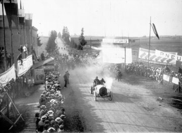 Ardennen-Rennen, 1905. Baron Pierre de Caters (Startnummer 9) auf 120 PS Mercedes-Rennwagen.