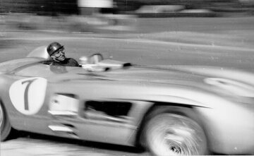 Großer Preis von Schweden, Kristianstad, 07.08.1955. Der Sieger Juan Manuel Fangio (Startnummer 1) mit einem Mercedes-Benz Rennsportwagen 300 SLR (W 196 S)