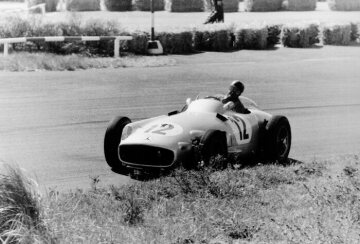 Großer Preis von Holland in Zandvoort am 19. Juni 1955. Karl Kling auf Mercedes-Benz Formel-1-Rennwagen W 196 R (Startnummer 12), in der Hugenholtzkurve, wenig später scheidet er aus.