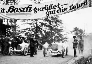 Rund um die Solitude, 16.-17.05.1925. Karl Sailer am Steuer des Mercedes 2-Liter-Rennwagen mit Kompressor (Startnummer 14). Startnummer 9 - Bugatti.