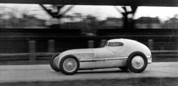 Rekordfahrt auf der Avus in Berlin, 10.12.1934. Rudolf Caracciola auf Mercedes-Benz Rekordwagen W 25 ("Rennlimousine").