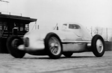 Record-breaking run at the AVUS circuit in Berlin, December 10, 1934. Rudolf Caracciola in the record-breaking Mercedes-Benz W 25 ("racing sedan").