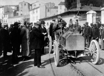 Bergrennen Nizza-La Turbie, 1903
Am Start - der spätere Sieger Otto Hieronimus auf 60 PS Mercedes, vorne links am Wagen stehend: Adolf Spitz mit einem Blatt Papier in der Hand, am Hinterrad Ferdinand Porsche.