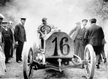 V. Gordon-Bennett-Rennen im Taunus, 17.06.1904. John B. Warden (Startnummer 16) mit einem 90 PS Mercedes-Rennwagen.