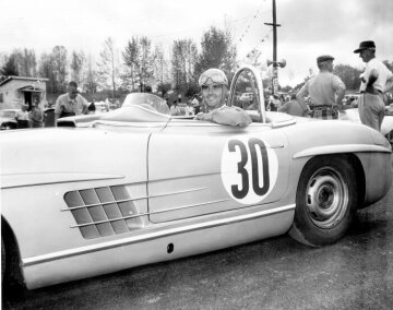 Amerikanische Sportwagen-Meisterschaft, 1957. Paul O`Shea gewinnt mit einem Mercedes-Benz 300 SLS die Sportwagen-Meisterschaft.