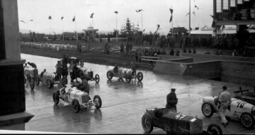 Eröffnungsrennen auf dem Nürburgring, 19. Juni 1927. Startvorbereitungen. Christian Werner (Startnummer 50) mit einem Mercedes 2-l-8-Zylinder Rennwagen. Sieger in der Klasse der Rennwagen über 2-Liter mit Kompressor.
