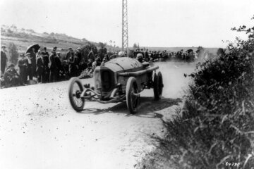 Großer Preis von Frankreich bei Lyon, 04. 07.1914. Otto Salzer (Startnummer 39) mit Beifahrer August Grupp auf Mercedes 115 PS Grand-Prix-Rennwagen, während des Rennens auf der Strecke bei Lyon. Salzer belegte den dritten Platz.