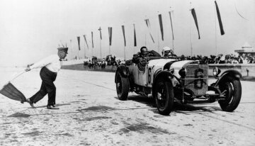 Großer Preis von Deutschland, 1928
Startnummer 6 - Christian Werner (am Steuer) auf Mercedes-Benz Sportwagen SS wird abgewunken und geht durchs Ziel.
